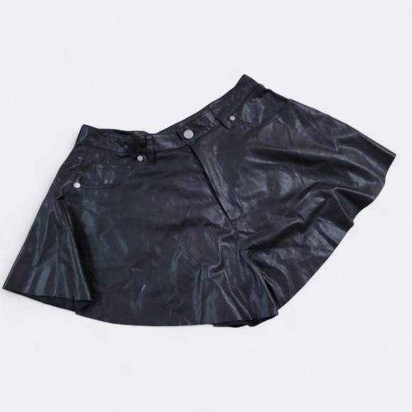 Blank NYC Pants - Blank NYC Black Faux Leather Shorts Flouncy Vegan Size 31